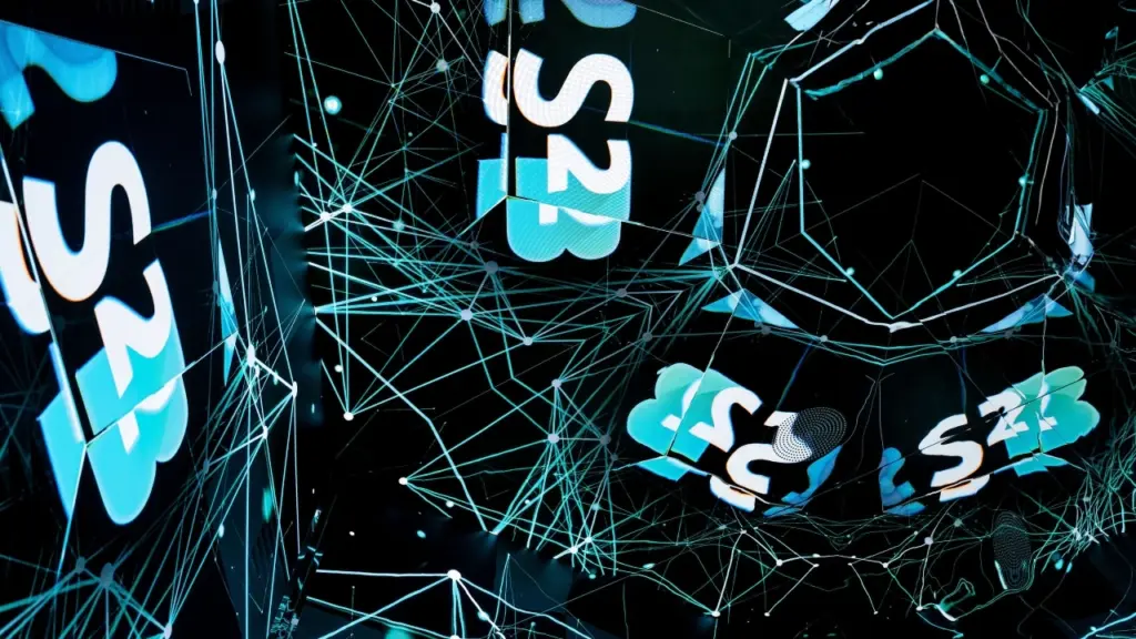 Écran numérique dynamique montrant le logo S23 de Soft2Bet lors d'un événement au Canada