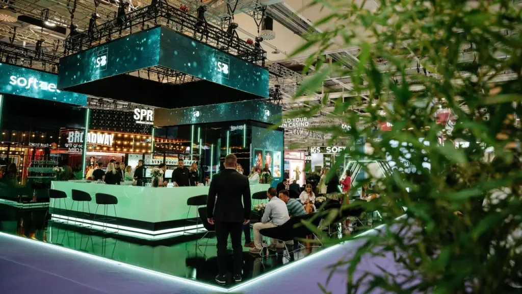 Photographie montrant le stand Soft2Bet avec visiteurs interagissant au Canada