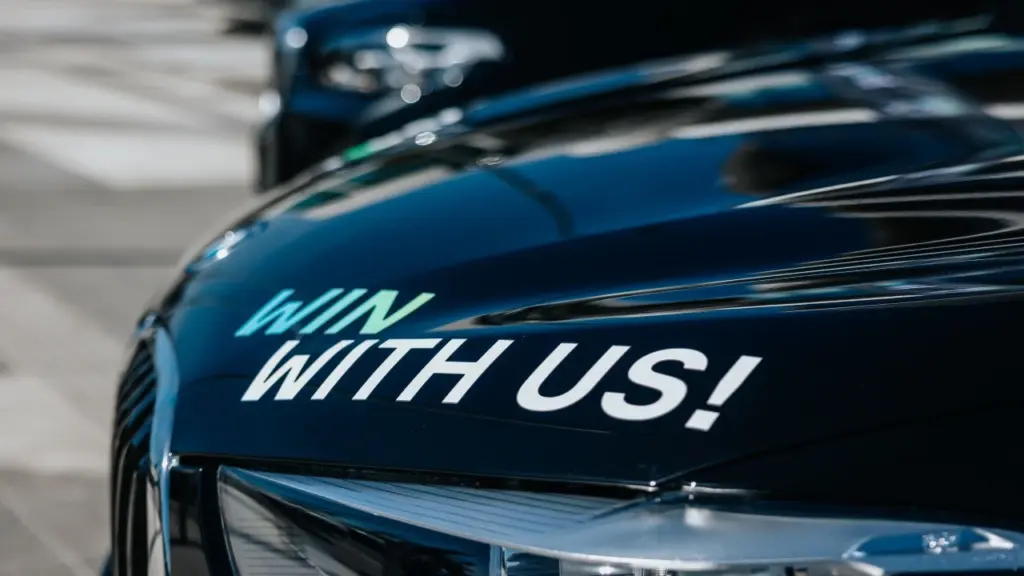 Voiture promotionnelle Soft2Bet avec slogan "Win With Us" au Canada