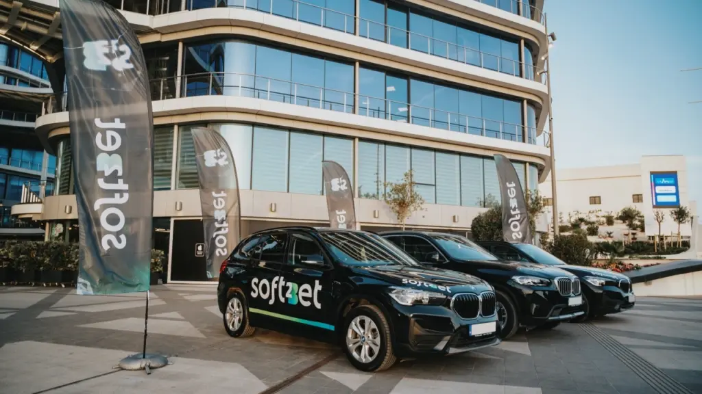 Voitures de la marque Soft2Bet stationnées devant les bureaux au Canada